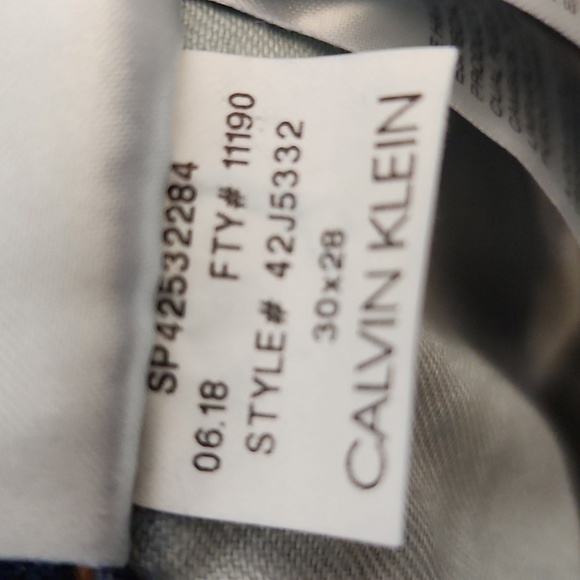 CALVIN KLEIN 30x28 Mid Rise Skinny Distressed Style 42J5332 CKJ011 - Picture 10 of 10